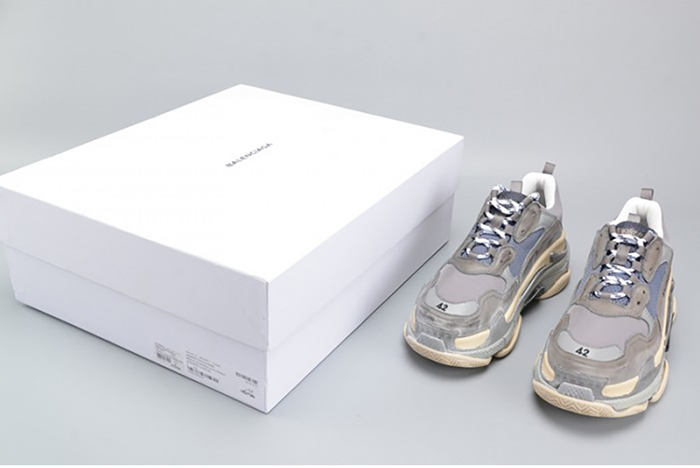 BALENCIAGA 17FW TRIPLE S WASHED SHOW SNEA GREY  MENS AED2900