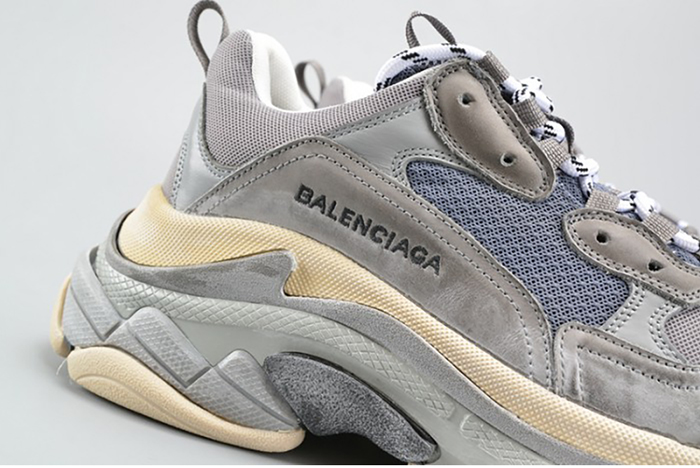 BALENCIAGA 17FW TRIPLE S WASHED SHOW SNEA GREY  MENS AED2900