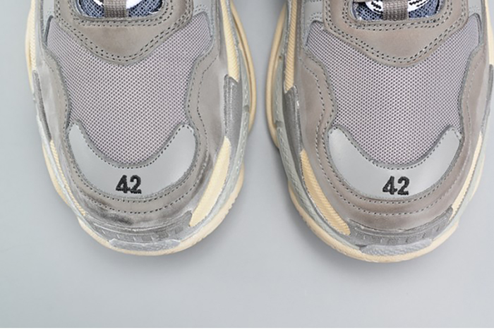 BALENCIAGA 17FW TRIPLE S WASHED SHOW SNEA GREY  MENS AED2900
