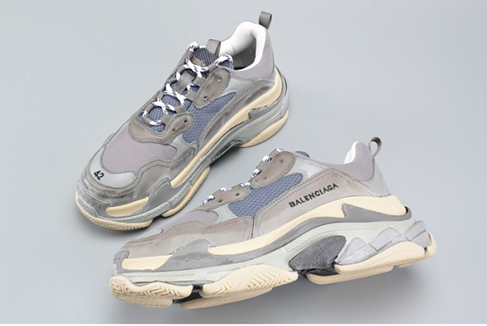 BALENCIAGA 17FW TRIPLE S WASHED SHOW SNEA GREY  MENS AED2900