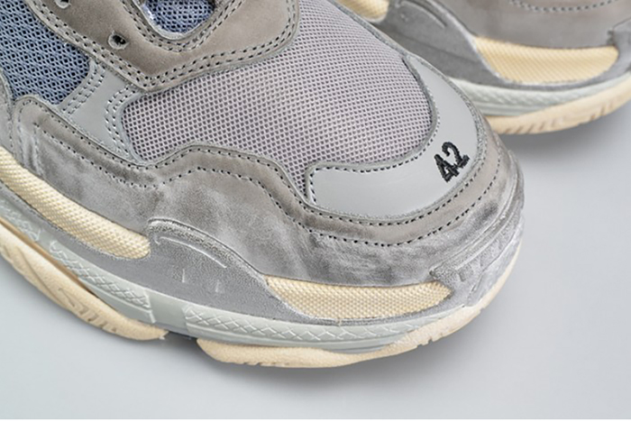 BALENCIAGA 17FW TRIPLE S WASHED SHOW SNEA GREY  MENS AED2900