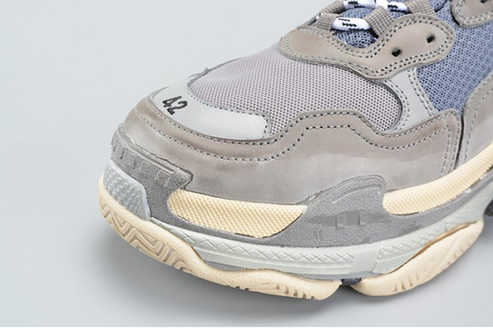 BALENCIAGA 17FW TRIPLE S WASHED SHOW SNEA GREY  MENS AED2900
