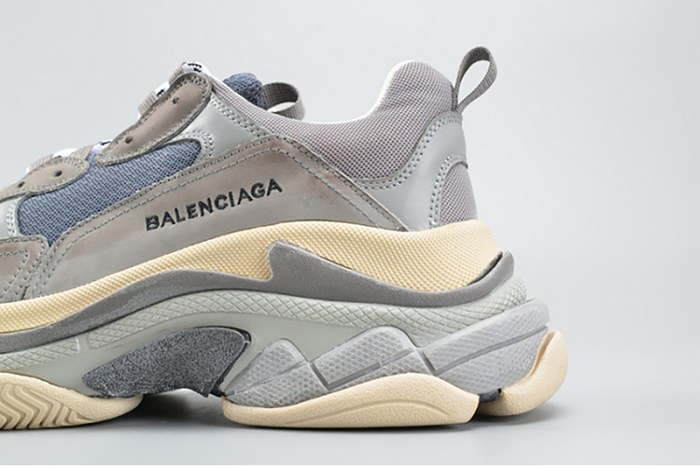 BALENCIAGA 17FW TRIPLE S WASHED SHOW SNEA GREY  MENS AED2900