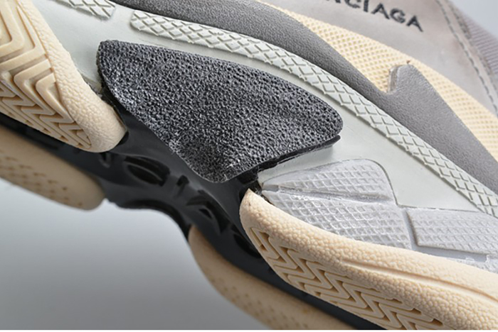 BALENCIAGA 17FW TRIPLE S WASHED SHOW SNEA GREY  MENS AED2900