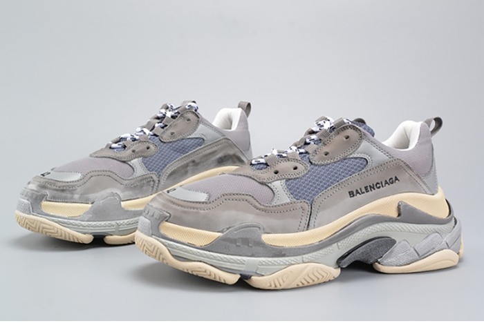 BALENCIAGA 17FW TRIPLE S WASHED SHOW SNEA GREY  MENS AED2900