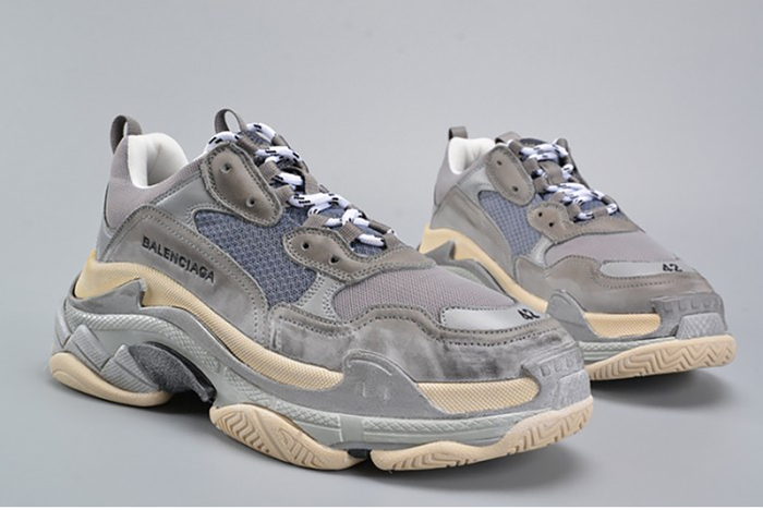 BALENCIAGA 17FW TRIPLE S WASHED SHOW SNEA GREY  MENS AED2900