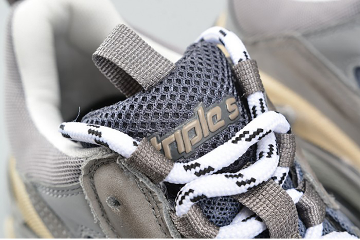 BALENCIAGA 17FW TRIPLE S WASHED SHOW SNEA GREY  MENS AED2900