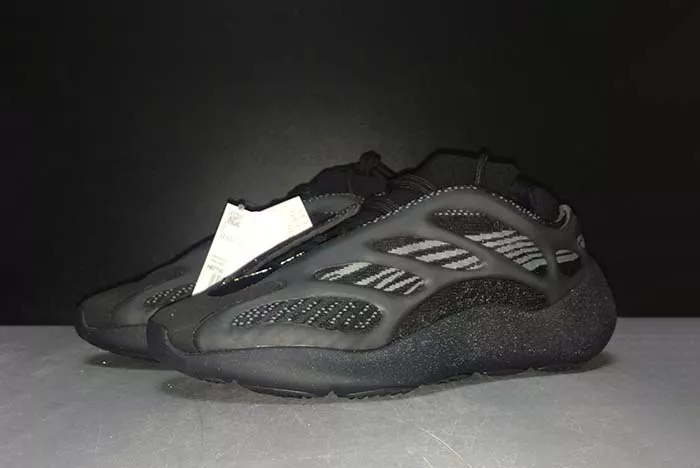 YEEZY BOOST 700 V3 BLACK - ADIDAS - H67799