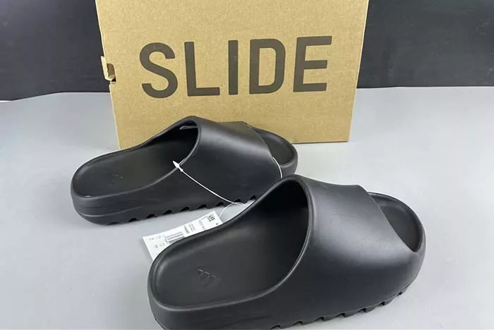 YEEZY SLIDE BLACK - HQ6448