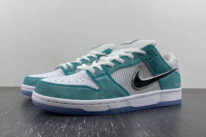 Dunk SDCAI NIKE SB Low FD2562-400