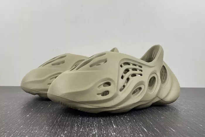 YEEZY FOAM RUNNER 'STONE SALT GV6840